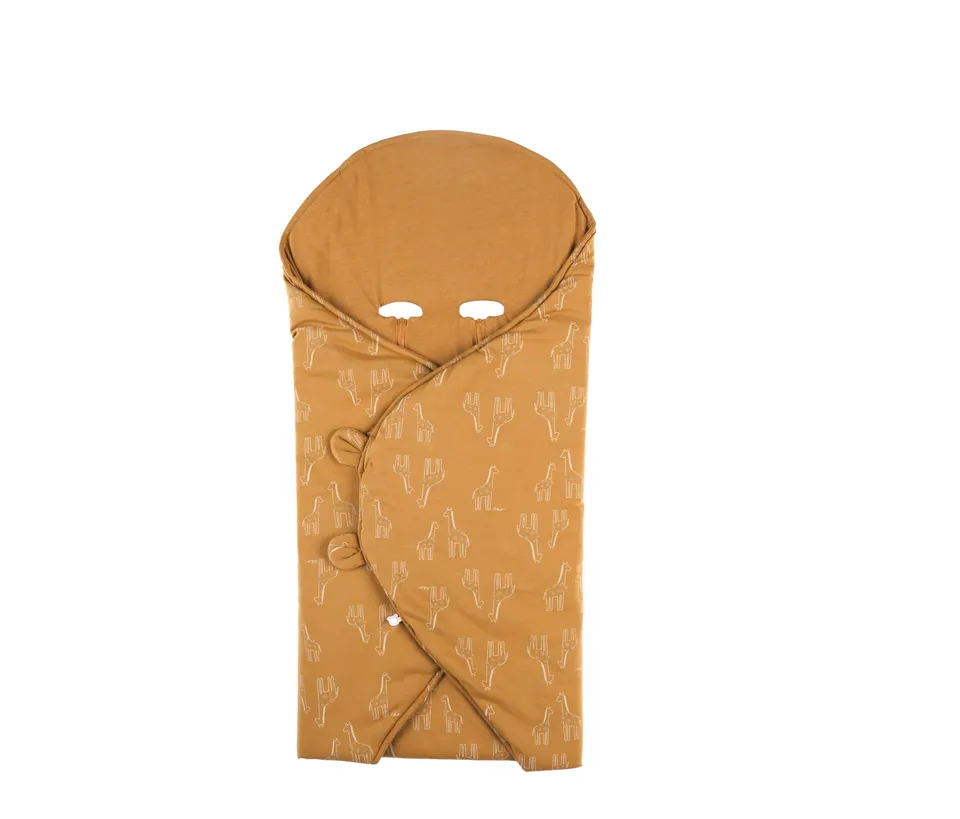 noukies-mix-match-tagesdecke-ocker-giraffe-bio-jersey-spazierdecke image 1